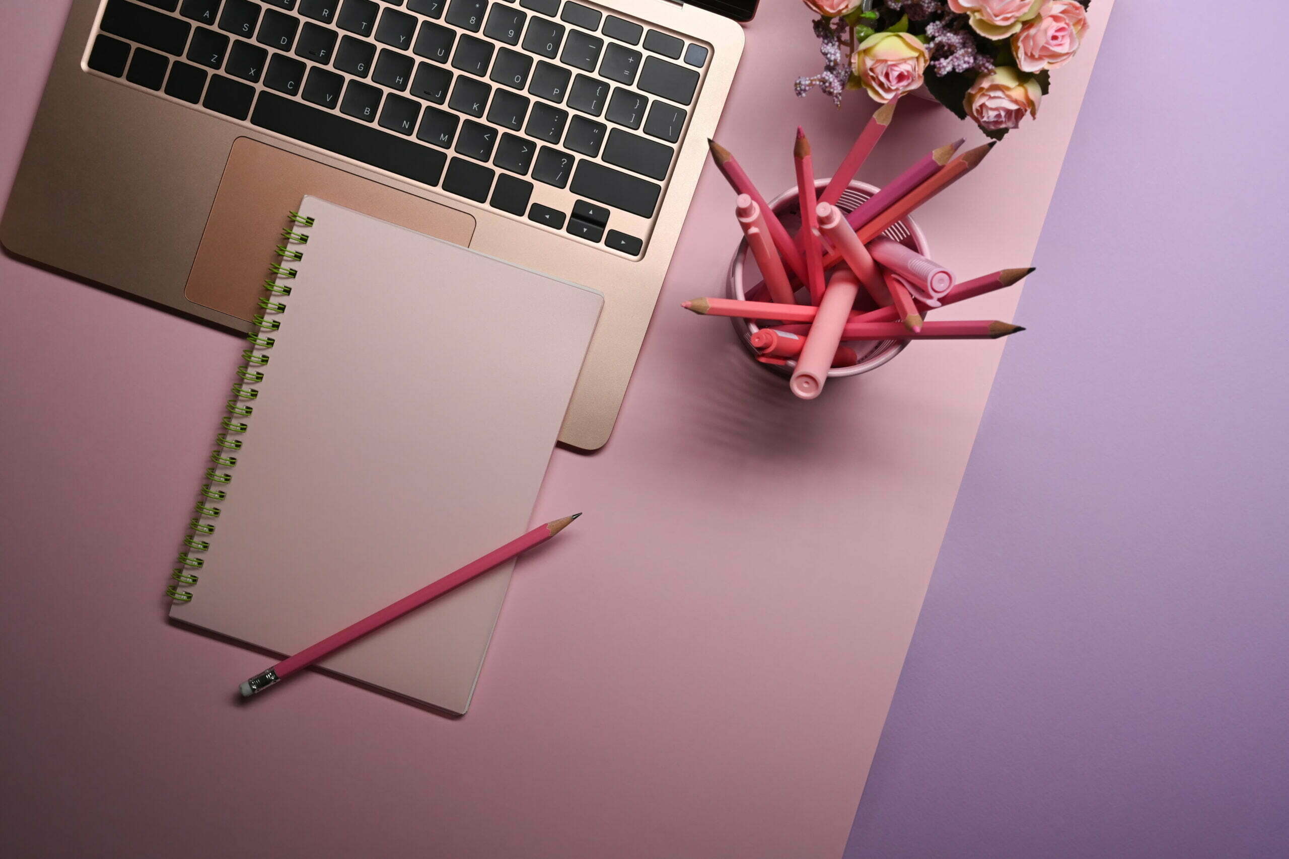 vue de dessus bureau avec ordinateur et cahier