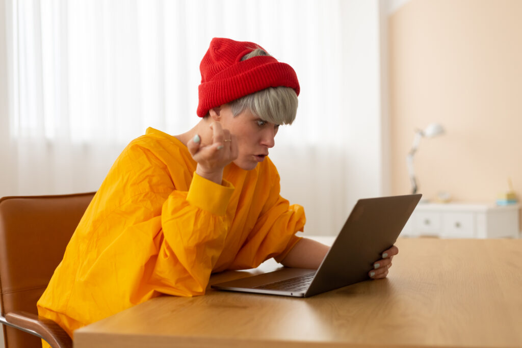 femme cheveux courts ordi