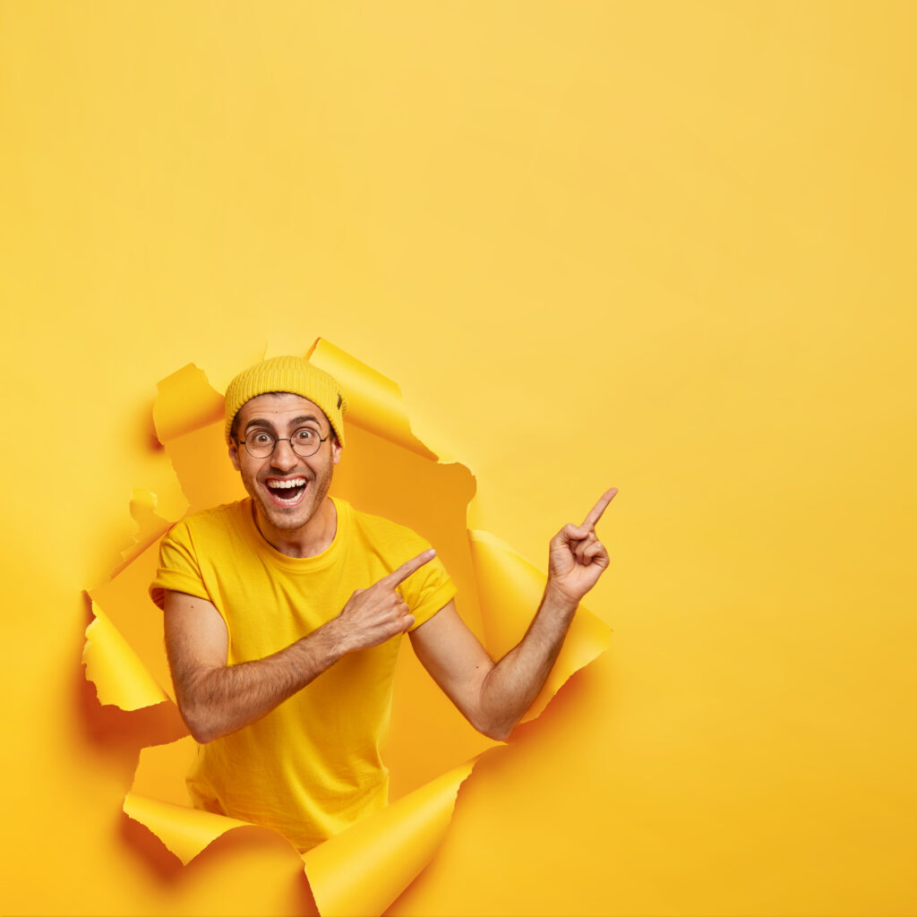 homme souriant fond jaune