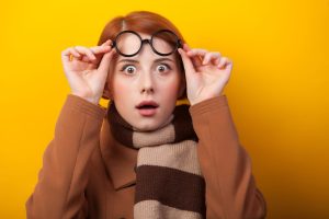 Jeune femme yeux grands ouverts