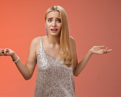 Jeune femme semblant perdue et inquiète